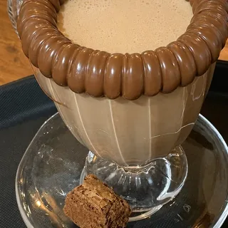 Abraço de Cacau servido em taça de vidro com borda de Nutella cremosa