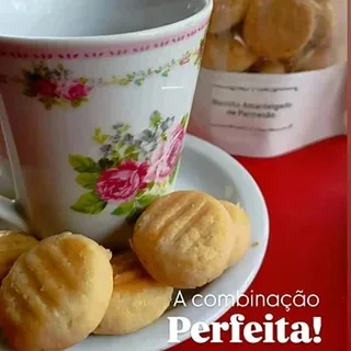 Biscoitos amanteigados de parmesão servidos com café