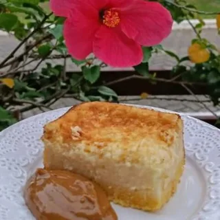 Bolo de fubá cremoso com doce de leite