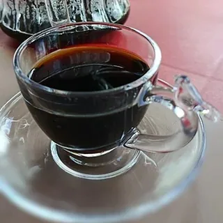 Café coado na hora servido em xícara de vidro