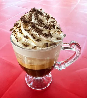 Café Vienense com chantilly e raspas de chocolate servido em taça de vidro