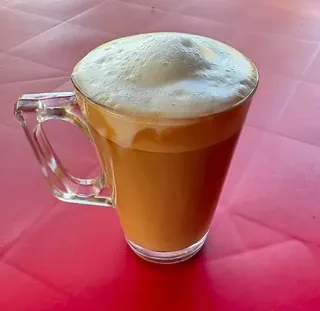 Cappuccino Italiano com microespuma servido em caneca de vidro
