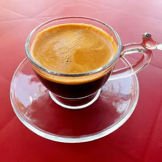 Espresso Duplo com crema avelã servido em xícara de vidro