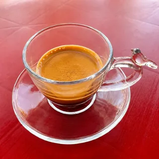 Espresso com crema avelã servido em xícara de vidro