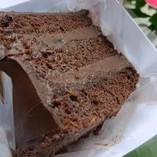 Fatia de chocolate meio amargo com geleia de frutas amarelas