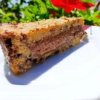 Fatia de torta de cookies com recheio de Nutella