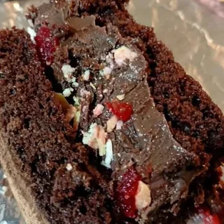 Bolo gelado Floresta Negra com chocolate branco, chocolate ao leite e cereja