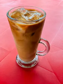 Iced Latte com gelo servido em caneca alta de vidro