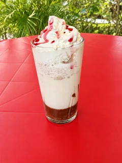Noite de Amarena com espresso, chocolate, amarena, leite e chantilly