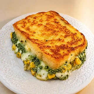 Quintal Verde - pão da casa com pesto de manjericão, milho e queijo Minas