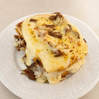 Croque da Serra - sanduíche artesanal gratinado com carne desfiada, queijo Minas e molho béchamel