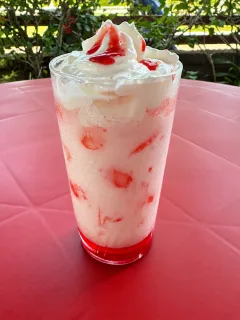 Rosa do Quintal com leite gelado, morango, gelo, chantilly e fio de morango