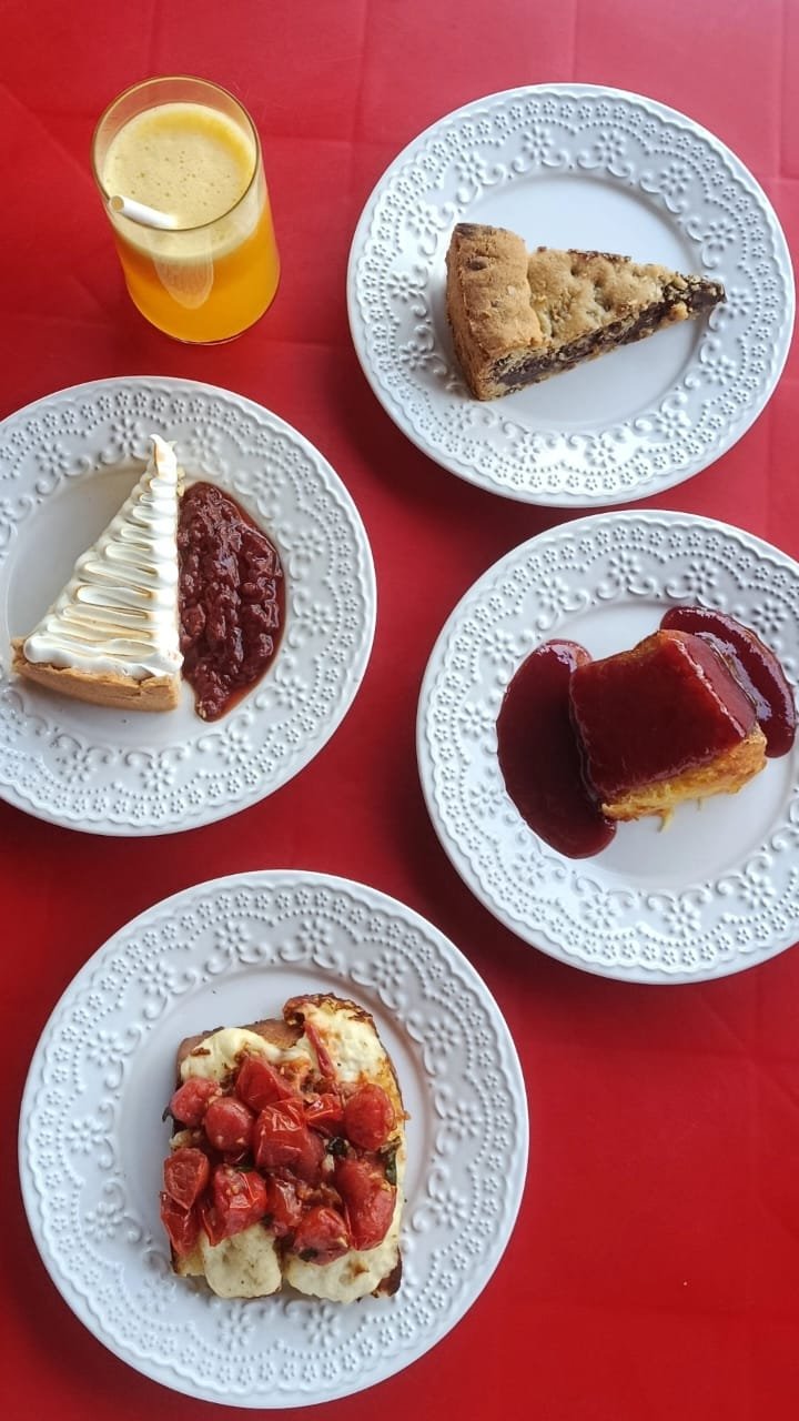 Mesa com doces, bebida e pratos da Casa Encantada