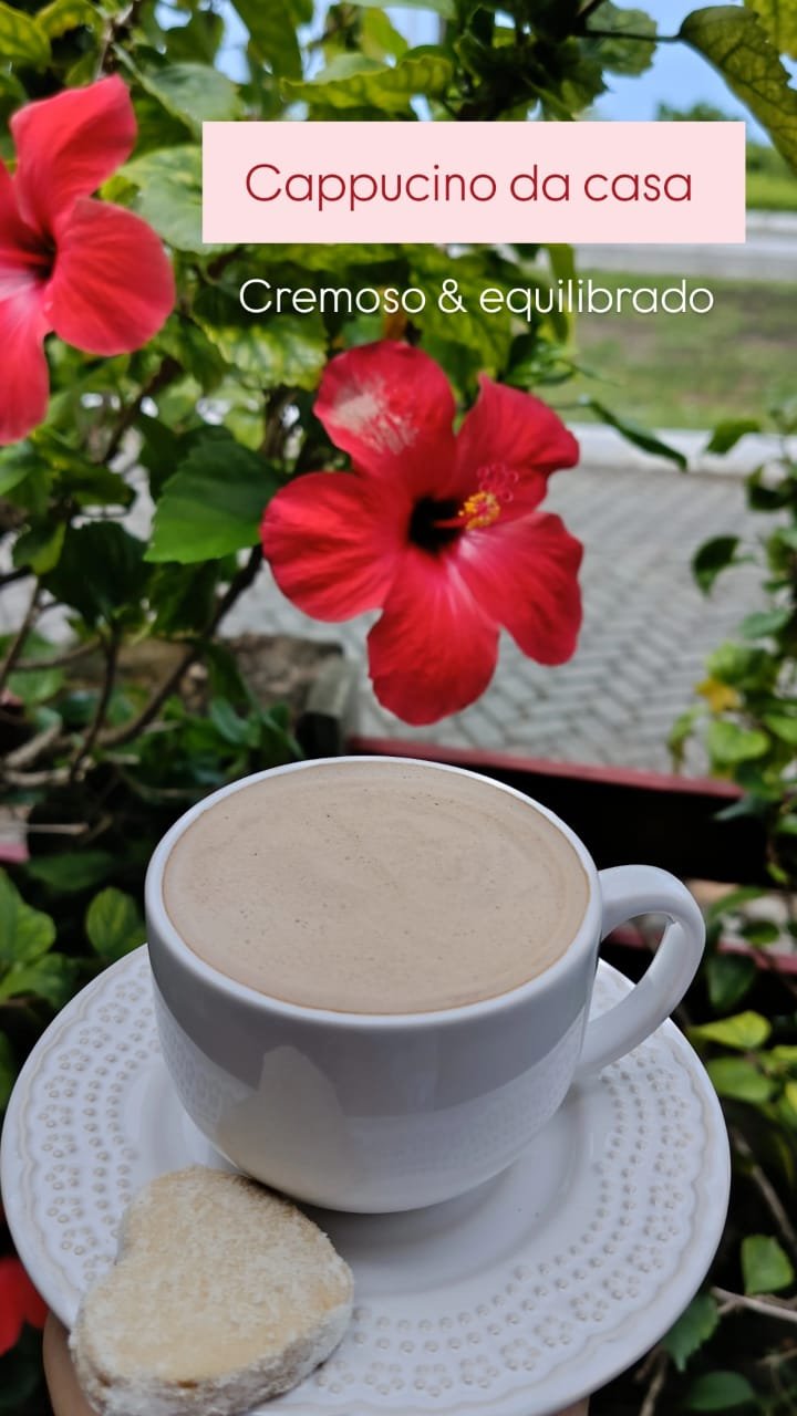 Cappuccino da casa servido em ambiente florido