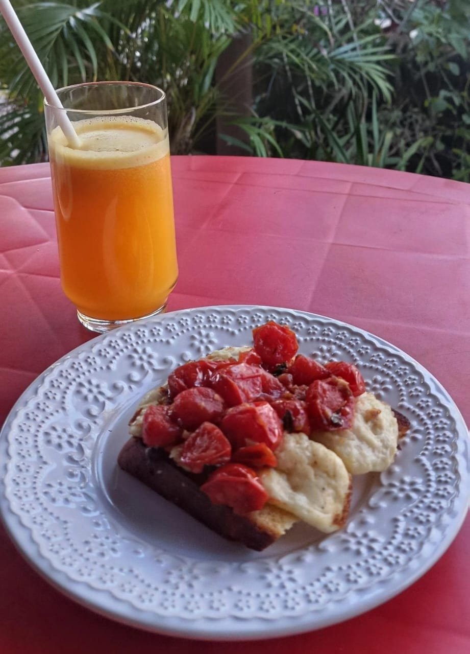 Prato com alimento e bebida natural da Casa Encantada
